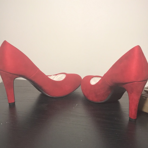 Y•Not?, cherry red faux suede 3.5 inch heels size 8M - Picture 7 of 12